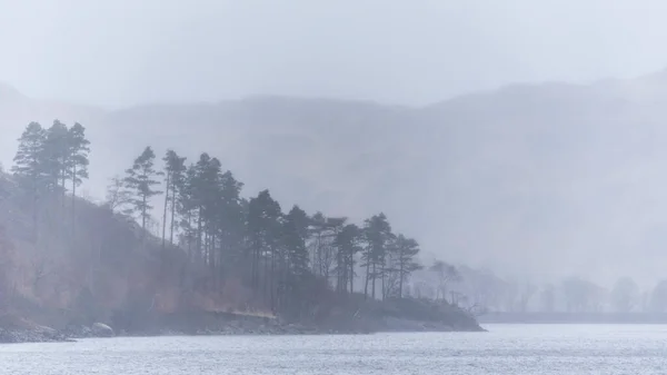 Beautiful Calm Peaceful Winter Landscape Thirlmere Lake District Fog Layers — 스톡 사진