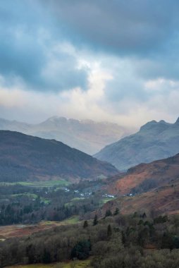 Loughrigg 'den güzel kış gündoğumu manzarası kırsal kesimden Langdale Pikes ve Pike O' Blisco 'ya doğru düştü.