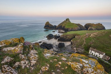 Popüler turistin göz kamaştırıcı gün doğumu ve gün batımı manzarası Cornwall İngiltere 'deki Kynance Koyu' nda renkli gökyüzü