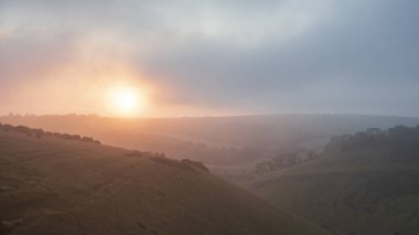 South Downs Ulusal Parkı 'ndaki Devil' s Lezbiyen 'den şaşırtıcı bir yaz gündoğumu.