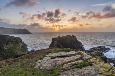 Güzel dramatik yaz gündoğumu Cornwall UK 'de Kertenkele Noktası üzerinde güzel parlayan gökyüzü ve bulutlarla