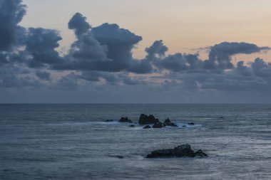 Renkli alacakaranlıkta Cornwall UK 'deki Kertenkele Noktası' nın güzel yaz günbatımı manzarası 