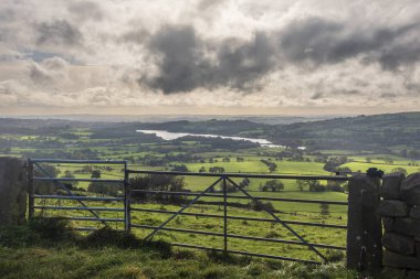 Peak District Ulusal Parkı 'ndaki İngiliz kırsalının güzel geniş manzaralı görüntüsü