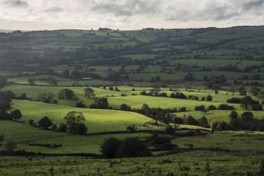 Peak District Ulusal Parkı 'ndaki İngiliz kırsalının güzel geniş manzaralı görüntüsü