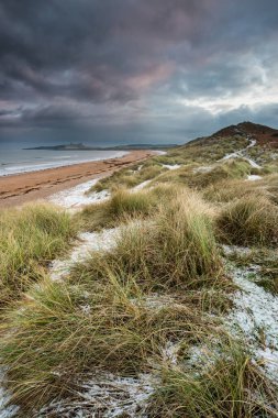 Northumberland İngiltere 'deki Embleton Körfezi plajında güzel, alışılmadık bir kış manzarası.