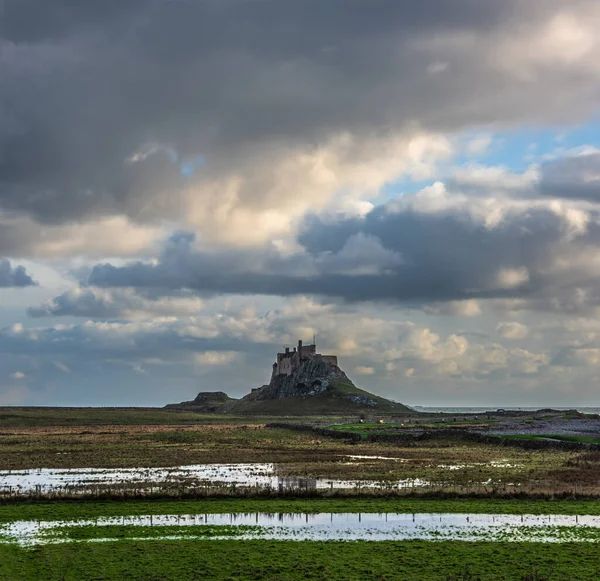 Потрясающее Пейзажное Изображение Линдисфарна Святого Острова Нортумберленде Англия Капризный Зимний — стоковое фото