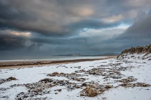 잉글랜드 노섬벌랜드의 엠블턴 해변에서 아름다운 특이한 분위기 로열티 프리 스톡 이미지