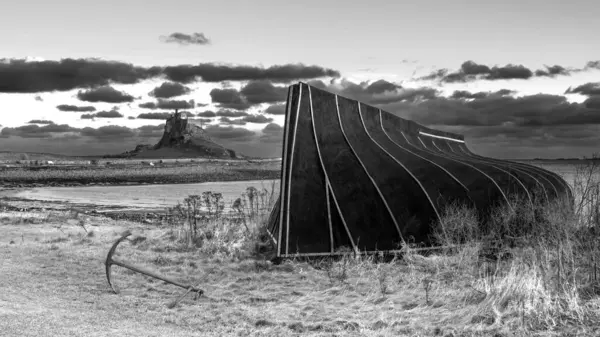 겨울의 잉글랜드 노섬벌랜드의 Lindisfarne의 아름다운 검은색과 이미지 스톡 사진