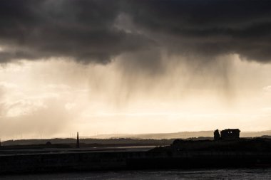 Northumberland 'daki kutsal ada Lindisfarne' ın kasvetli kış günlerindeki çarpıcı manzara görüntüsü.