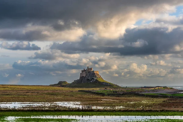 Lenyűgöző Tájkép Lindisfarne Szent Sziget Northumberland Anglia Idején Hangulatos Téli Stock Kép