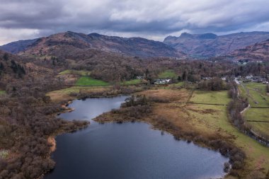 Brathay nehri üzerinde, Elterwater Gölü yakınlarındaki Langdale Pikes 'le güzel bir hava aracı manzarası.