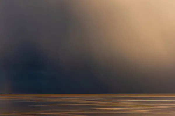 Fantastisk Dramatisk Stormig Himmel Över Havet Landskap Med Avlägsen Tung Royaltyfria Stockbilder