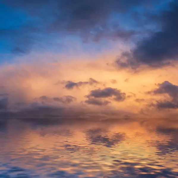 Schöne Dramatische Bunte Stürmische Landschaft Sonnenuntergang Himmel Mit Schönen Launischen lizenzfreie Stockfotos