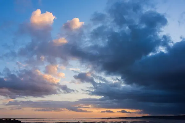 Schöne Dramatische Bunte Stürmische Landschaft Sonnenuntergang Himmel Mit Schönen Launischen lizenzfreie Stockbilder