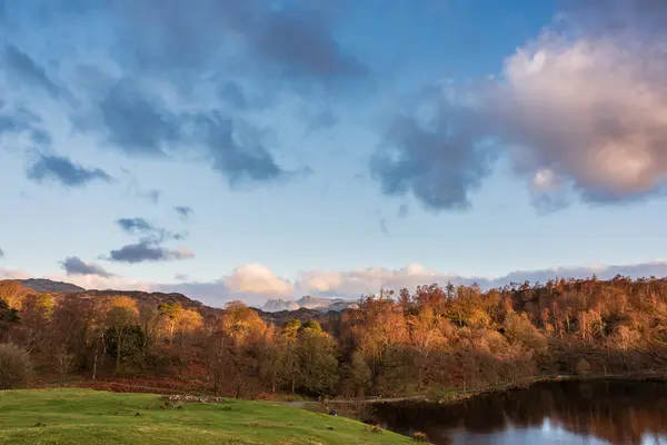 Impresionante Imagen Paisaje Primavera Lake District Mirando Hacia Langdale Pikes Imagen de stock