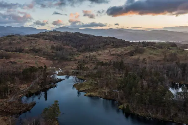 Atemberaubende Drohnenlandschaftsaufnahme Des Lake District Während Des Frühlings Lebendiger Sonnenuntergang lizenzfreie Stockfotos