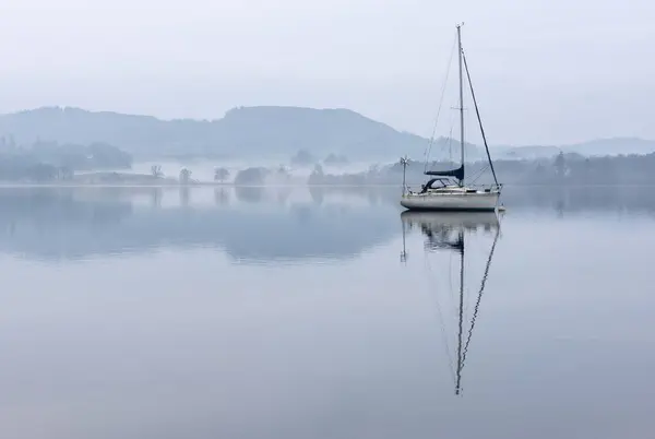 Splendida Immagine Paesaggio Tranquillo Nebbia Mattina Primavera Windermere Nel Lake Foto Stock