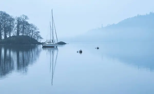 Atemberaubende Friedliche Landschaft Bild Des Nebligen Frühlingsmorgens Über Windermere Lake lizenzfreie Stockfotos