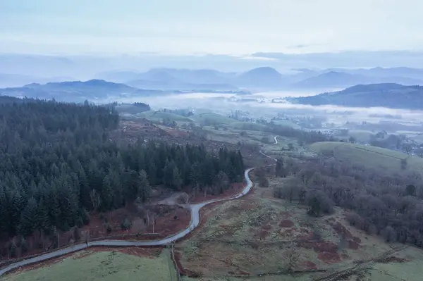 Atemberaubende Drohne Luftbild Der Wolkenumkehrung Rund Esthwaite Water Lake District Stockbild