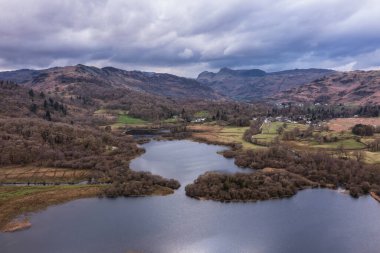Brathay nehri üzerinde, Elterwater Gölü yakınlarındaki Langdale Pikes 'le güzel bir hava aracı manzarası.