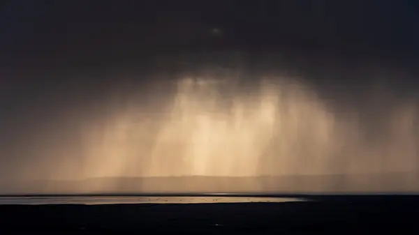 Lenyűgöző Drámai Viharos Égbolt Óceáni Táj Felett Távoli Esőzésekkel Stock Kép