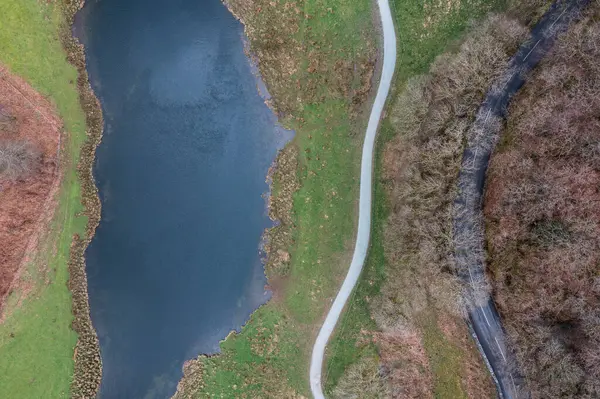 湖区Elterwater附近Brathay河上空美丽的无人驾驶飞机景观图像 与Langdale Pikes相距甚远 图库照片