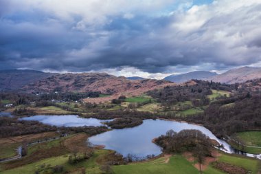 Brathay nehri üzerinde, Elterwater Gölü yakınlarındaki Langdale Pikes 'le güzel bir hava aracı manzarası.