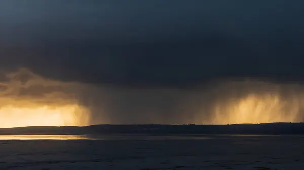Prachtige Dramatische Stormachtige Luchten Boven Het Oceaanlandschap Met Verre Zware Rechtenvrije Stockafbeeldingen