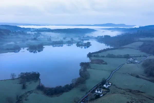 Prachtige Drone Luchtfoto Van Wolk Inversie Rond Esthwaite Water Lake Rechtenvrije Stockafbeeldingen