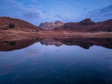 Gölü Bölgesi 'ndeki Langdale Pikes' in güzel hava aracı sonbahar manzarası