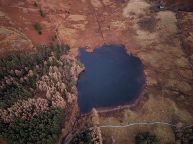 Gölü Bölgesi 'ndeki Langdale Pikes' in güzel hava aracı sonbahar manzarası