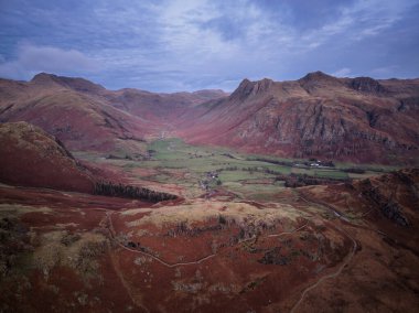 Gölü Bölgesi 'ndeki Langdale Pikes' in güzel hava aracı sonbahar manzarası