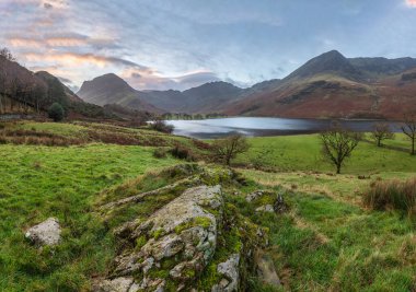 Göl Bölgesi 'ndeki Buttermere' in güzel sonbahar gündoğumu manzarası