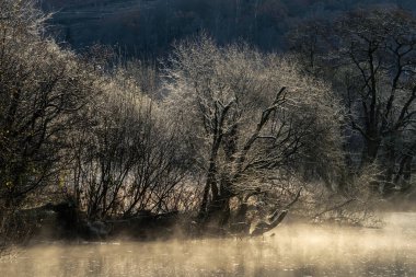 Lake District 'teki donmuş Rathay Nehri' nin güzel kış sabahı manzarası.