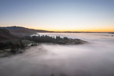 Sonbahar döneminde Loughrigg Vadisi 'ndeki bulut tepkisinin benzersiz dramatik hava aracı görüntüsü.