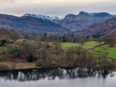 Loughrigg Gölü 'nün sonbaharda Gölü' ndeki güzel hava aracı manzarası.