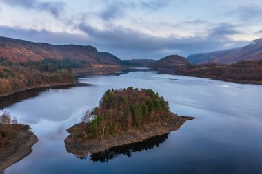 Göl Bölgesi 'ndeki Thirlmere' in güzel sonbahar sonbahar gündoğumu görüntüsü.