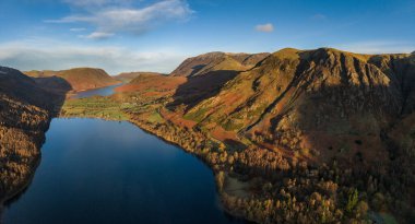 Gündoğumunda, Buttermere, Lake District çevresindeki kar örtülü dağların sonbaharda sersemletici hava aracı manzarası