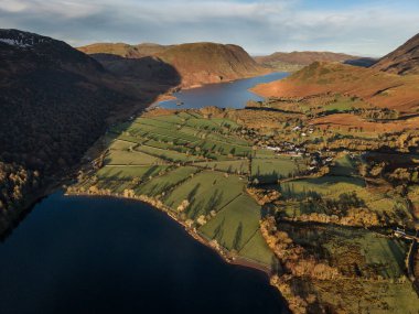 Gündoğumunda, Buttermere, Lake District çevresindeki kar örtülü dağların sonbaharda sersemletici hava aracı manzarası