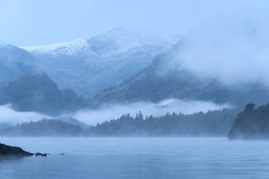 Sonbaharda sisli gündoğumunda Derwentwater 'ın büyüleyici atmosferik manzara görüntüsü