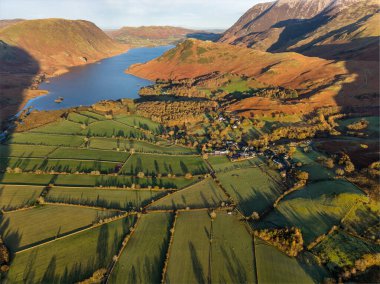 Gündoğumunda, Buttermere, Lake District çevresindeki kar örtülü dağların sonbaharda sersemletici hava aracı manzarası