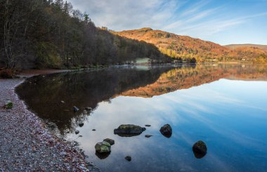 Grasmere Gölü civarındaki güzel, taze sabah manzarası.