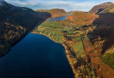 Gündoğumunda, Buttermere, Lake District çevresindeki kar örtülü dağların sonbaharda sersemletici hava aracı manzarası