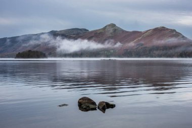 Sonbaharda sisli gündoğumunda Derwentwater 'ın büyüleyici atmosferik manzara görüntüsü