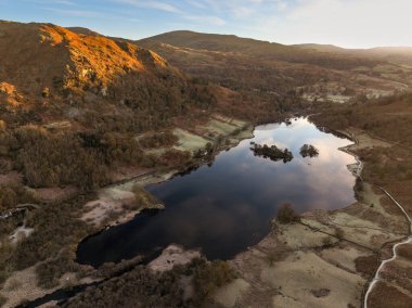 Grasmere 'in Göl Bölgesi' nde sonbahar gündoğumu sırasında çekilen çarpıcı hava aracı manzarası