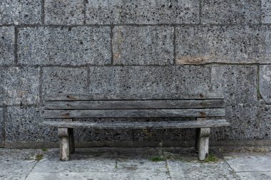 Dorset 'teki deniz duvarında eski ve güzel ahşap bir bank