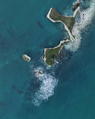 Sisli kış sabahında Jurassic Coast ni England 'daki uçurumların güzel hava aracı atmosferik karamsar manzarası