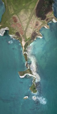 Sisli kış sabahında Jurassic Coast ni England 'daki uçurumların güzel hava aracı atmosferik karamsar manzarası