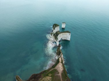 Sisli kış sabahında Jurassic Coast ni England 'daki uçurumların güzel hava aracı atmosferik karamsar manzarası