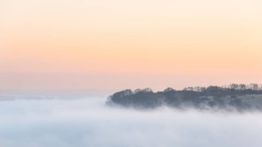 Güney Tepeleri yamaçları üzerindeki atmosferik bulut ters yüz oluşumunun güzel gün doğumu görüntüsü